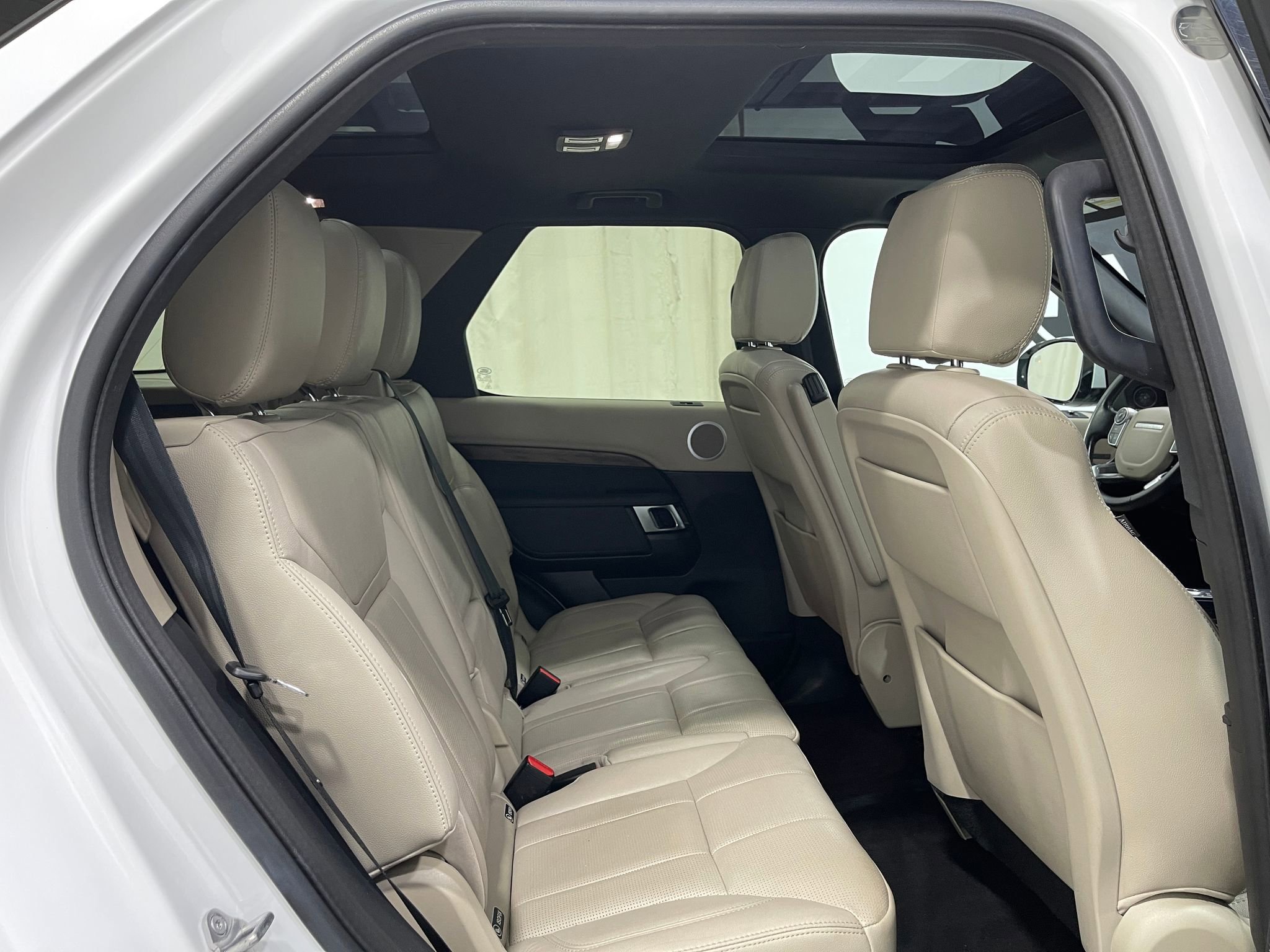 Used 2018 Land Rover Discovery HSE image 33