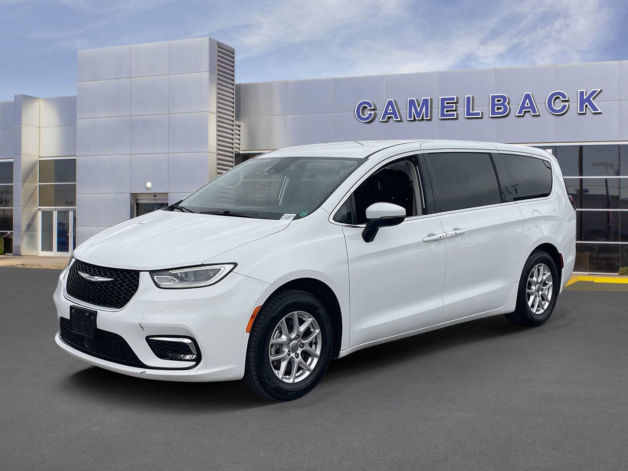 Used 2023 Chrysler Pacifica Touring-L image 2