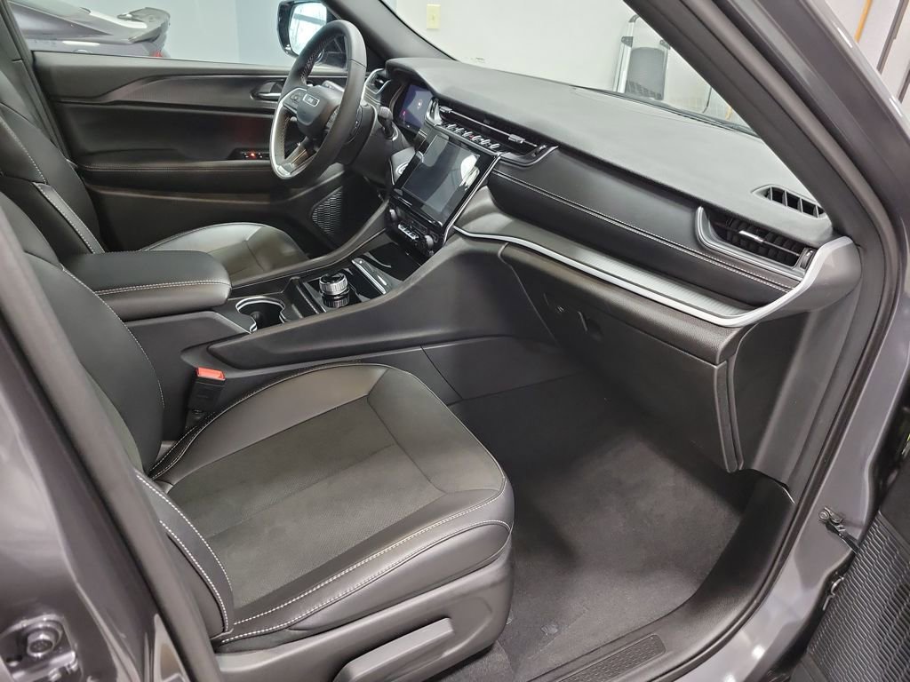 Used 2025 Jeep Grand Cherokee Altitude image 23