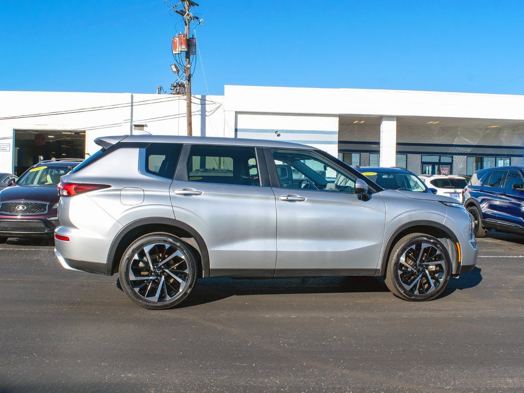 Used 2024 Mitsubishi Outlander SE image 3