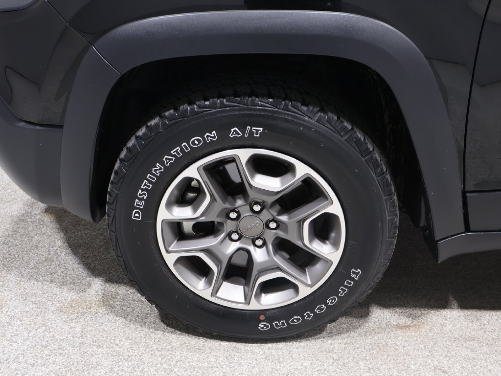 Used 2021 Jeep Cherokee Trailhawk AWD/4WD image 8