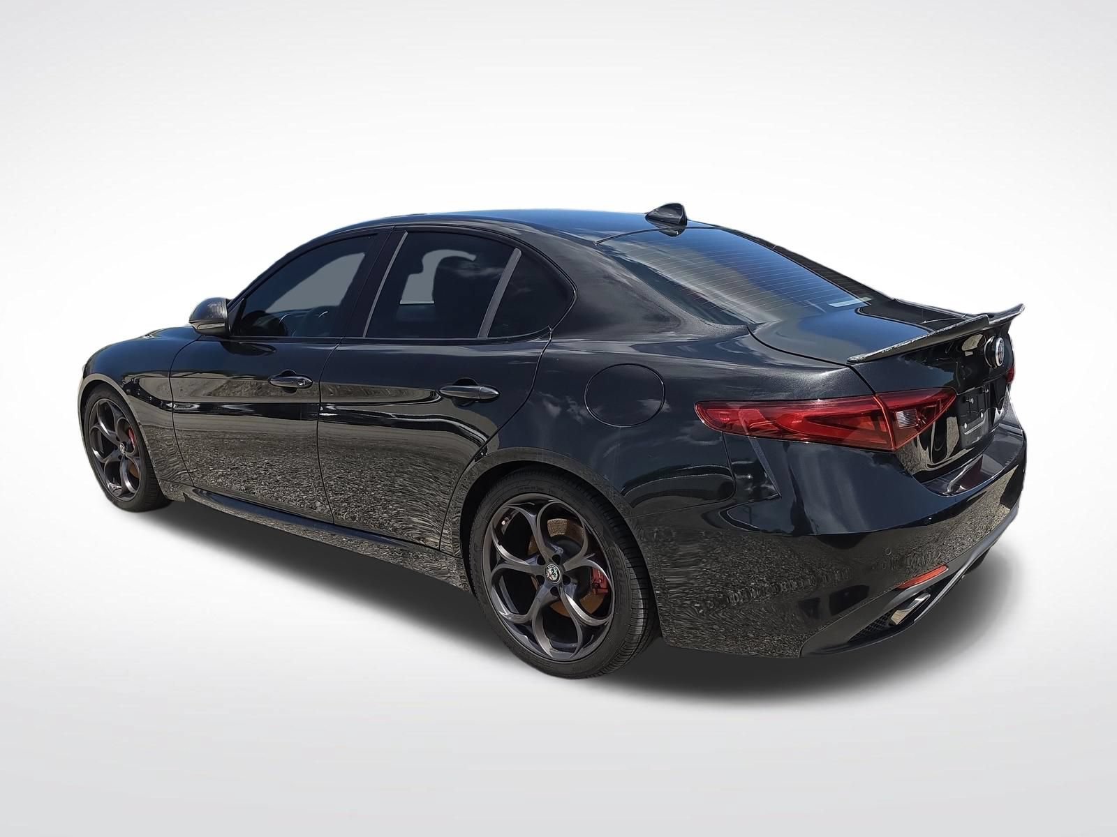 Used 2017 Alfa Romeo Giulia Ti w/ TI 19" Sport Package RWD image 5