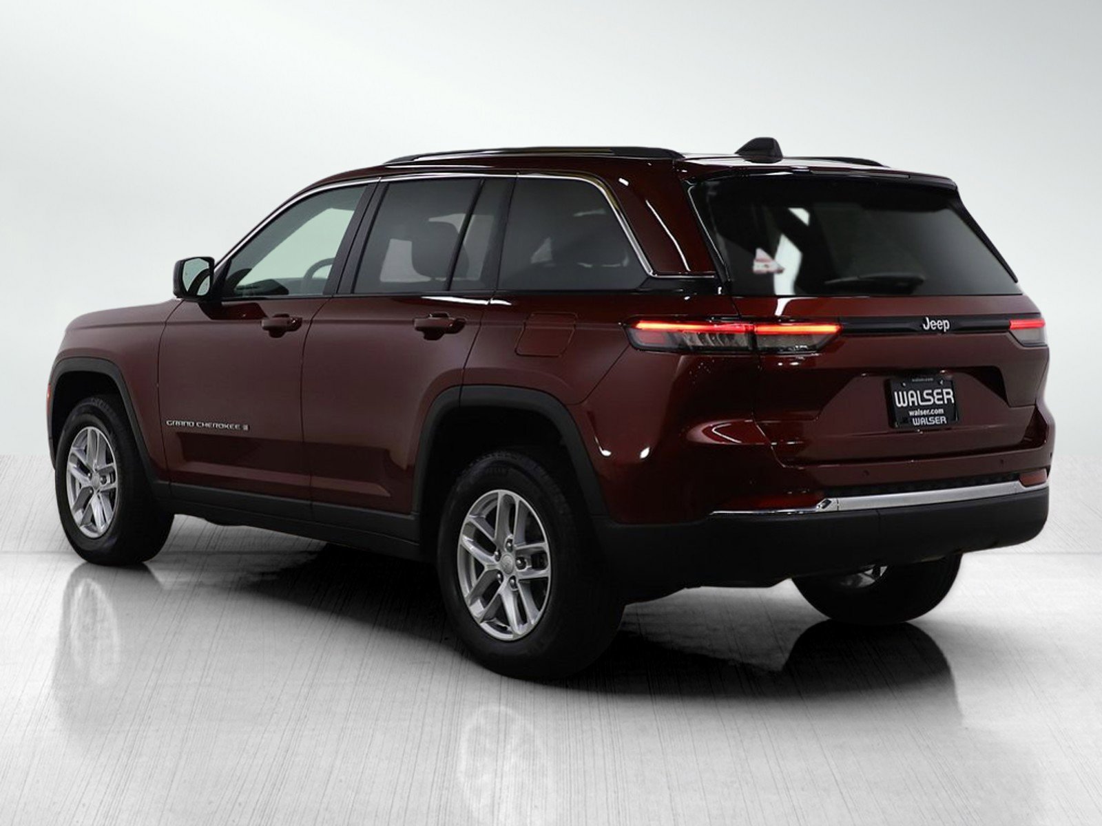 Used 2023 Jeep Grand Cherokee Laredo w/ Luxury Tech Group I image 3