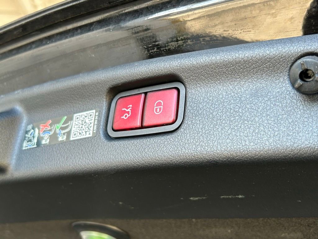 Used 2025 Mercedes-Benz C 300 4MATIC Sedan image 39