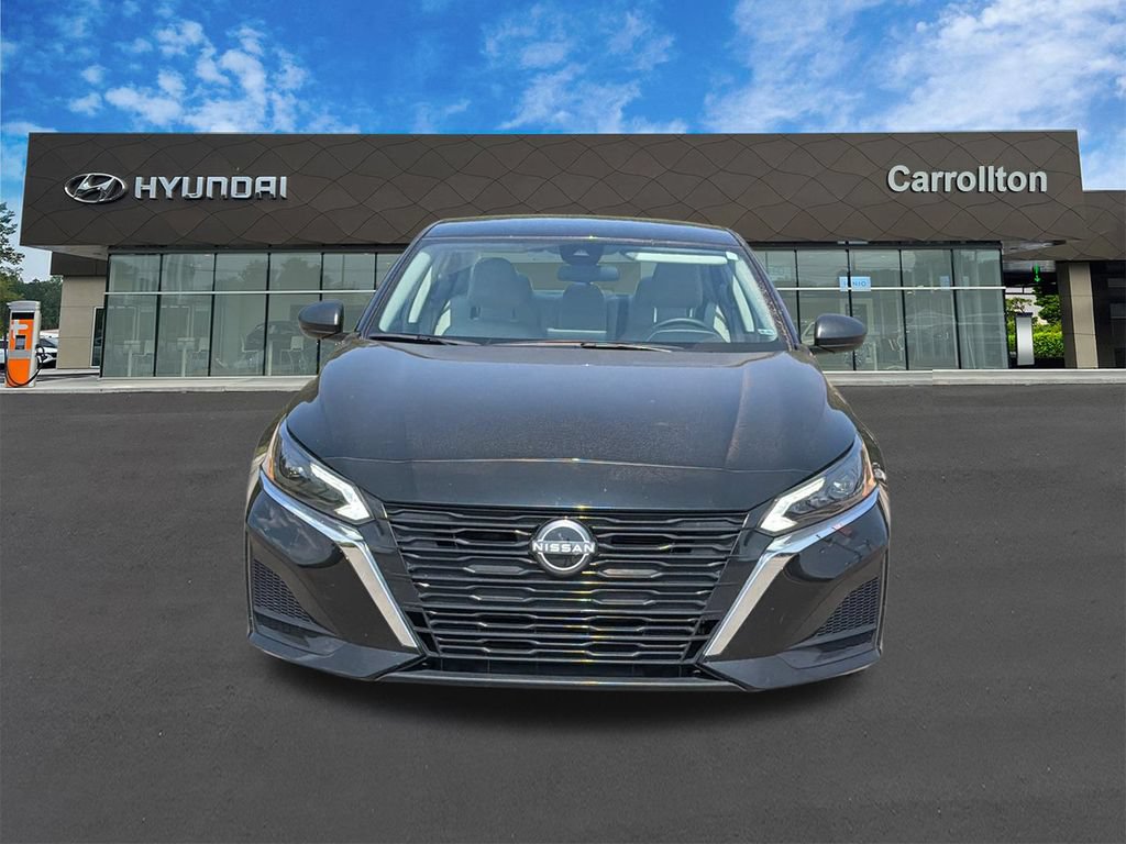 Used 2025 Nissan Altima 2.5 SV FWD image 2