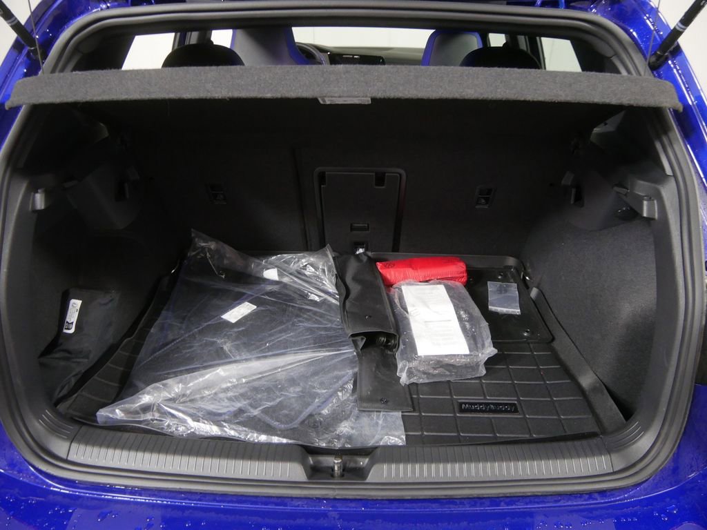 Used 2024 Volkswagen Golf R AWD/4WD image 7