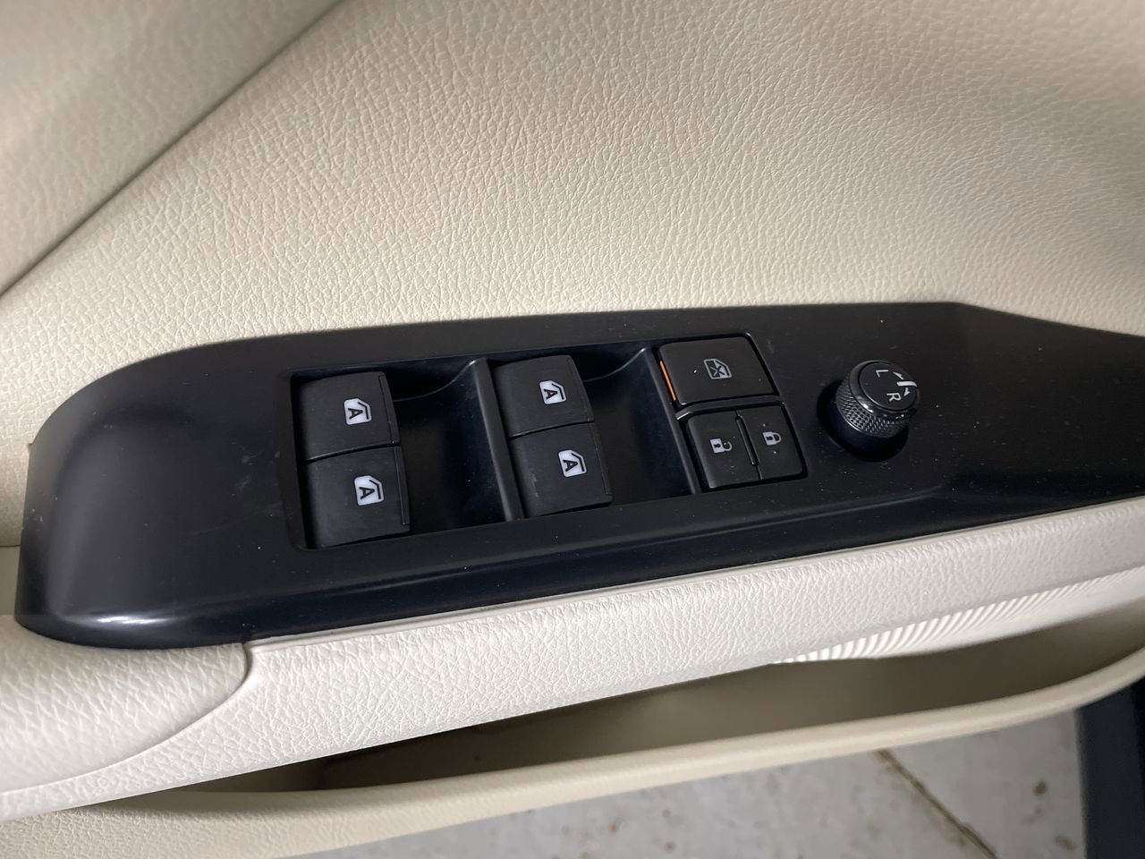 Used 2020 Toyota Camry LE FWD image 11