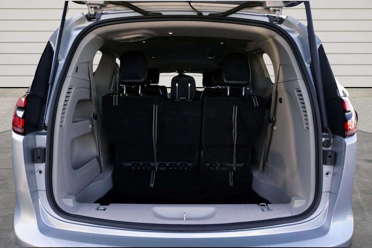 Used 2023 Chrysler Pacifica Touring-L FWD image 10