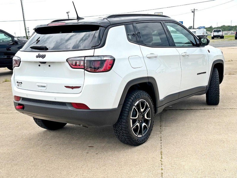 Used 2025 Jeep Compass Trailhawk AWD/4WD image 4