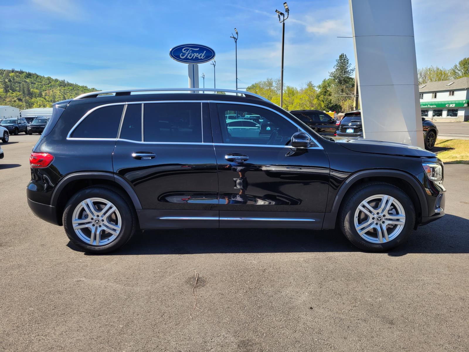 Used 2021 Mercedes-Benz GLB 250 4MATIC w/ Premium Package image 4