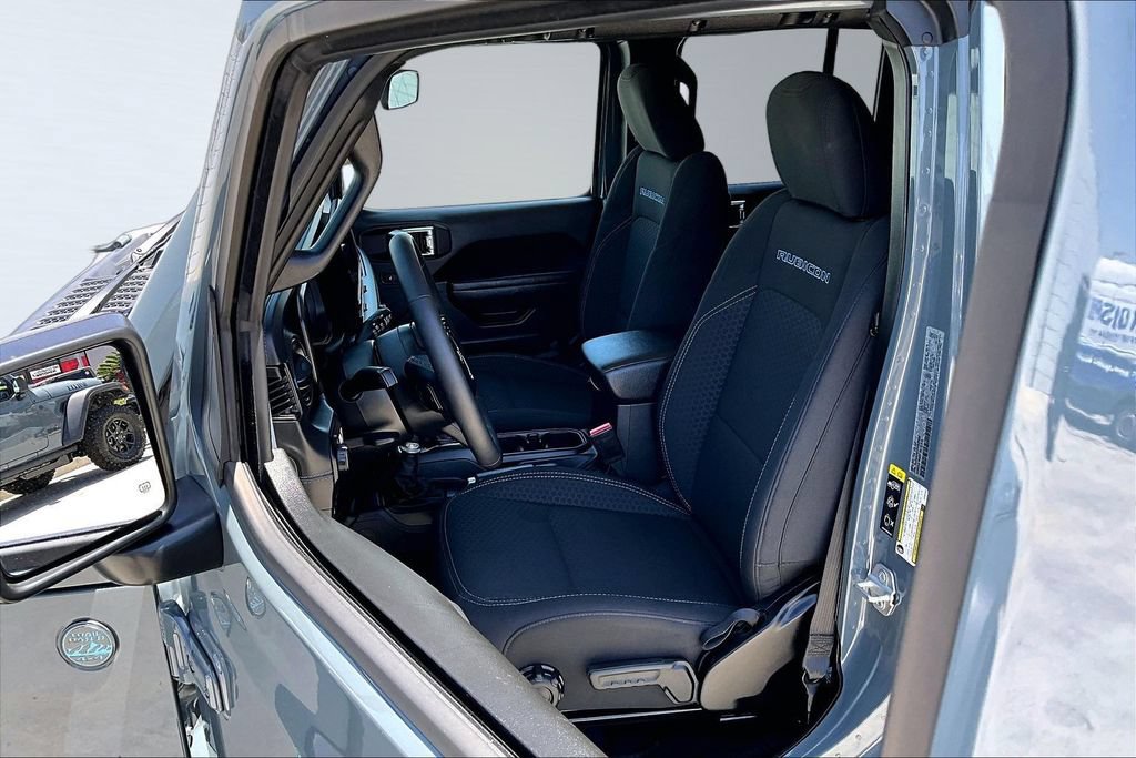 Used 2025 Jeep Wrangler Unlimited Rubicon 4xe w/ Convenience Group AWD/4WD image 3