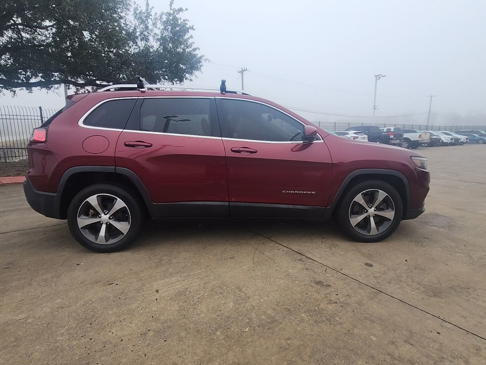 Used 2019 Jeep Cherokee Limited FWD image 2