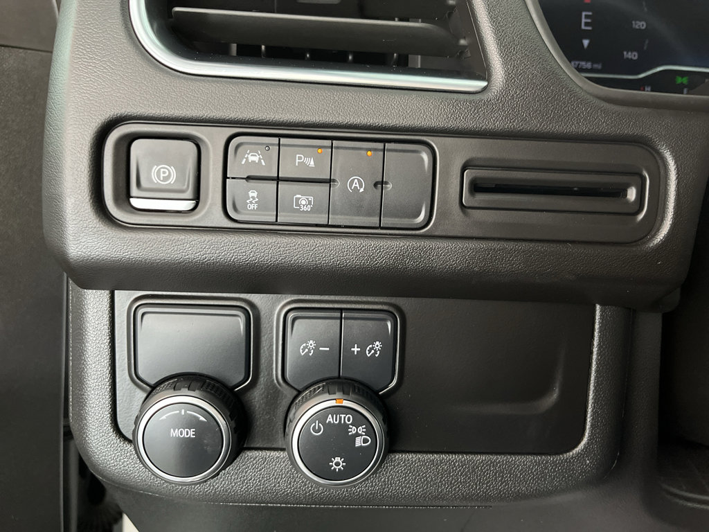 Used 2024 Chevrolet Suburban LT w/ Luxury Package RWD image 32