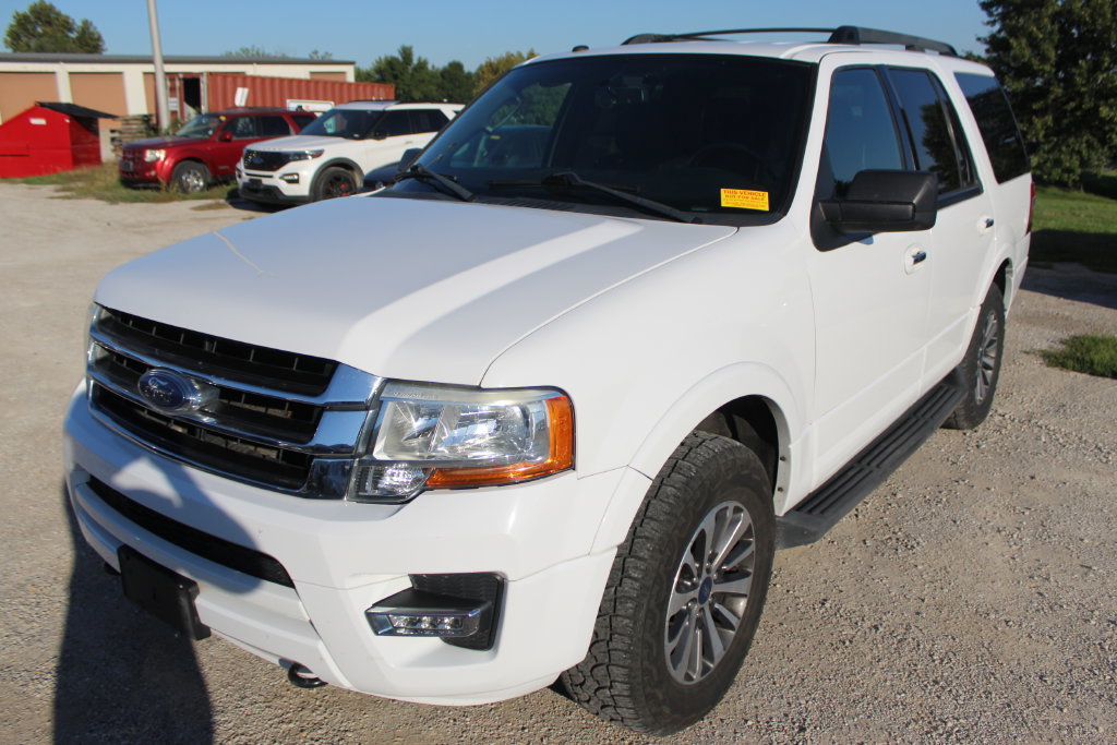 Used 2017 Ford Expedition XLT w/ Equipment Group 201A AWD/4WD image 2