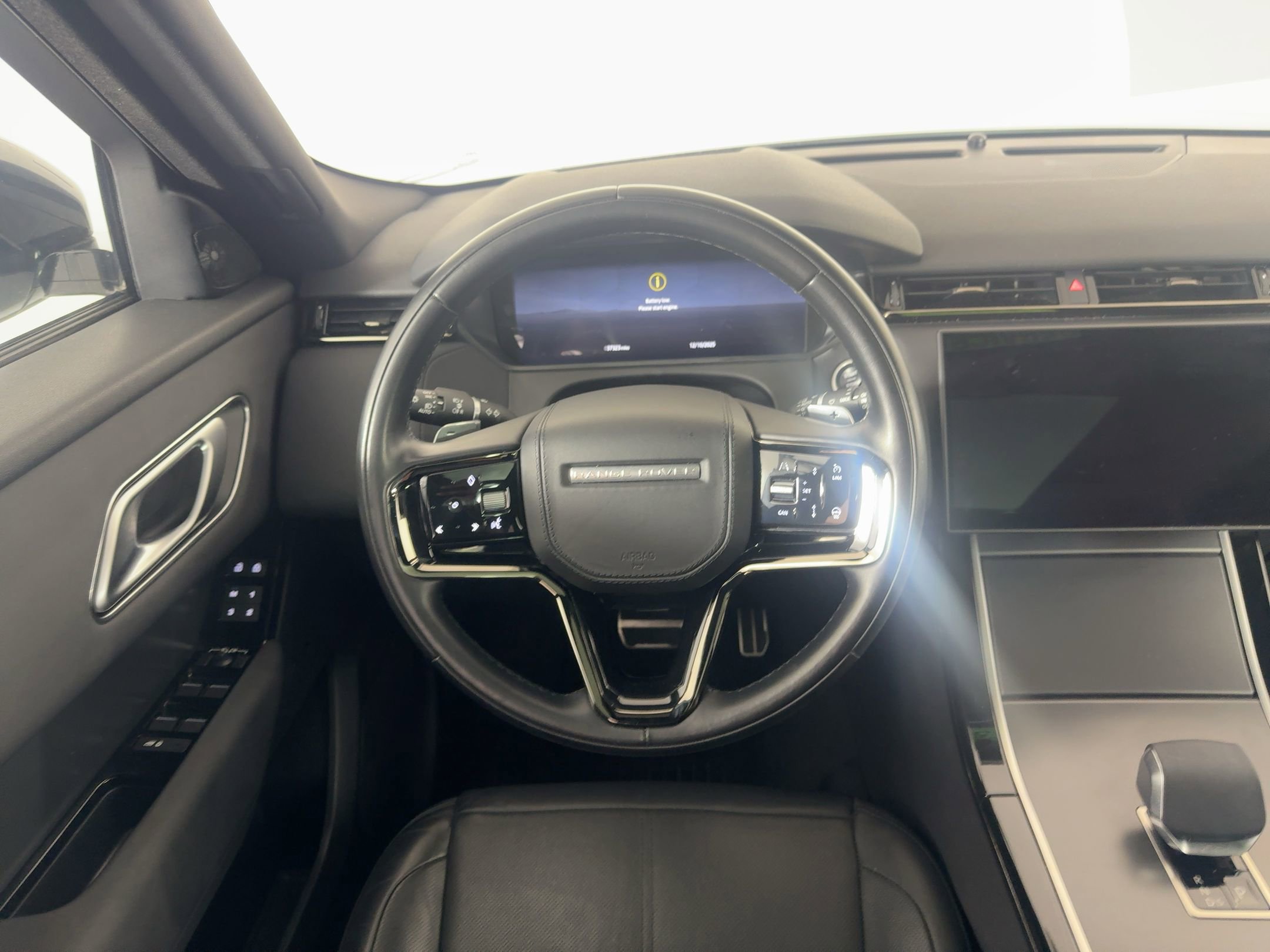 Used 2025 Land Rover Range Rover Velar Dynamic SE image 4