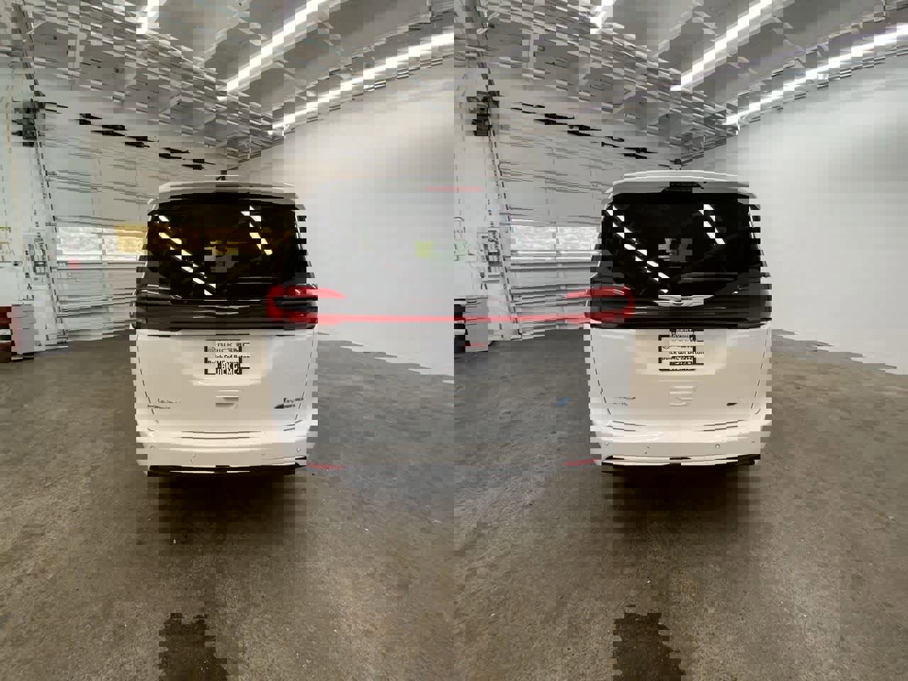 Used 2023 Chrysler Pacifica Touring-L image 5