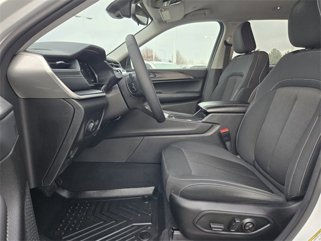 Used 2023 Jeep Grand Cherokee L Laredo image 3