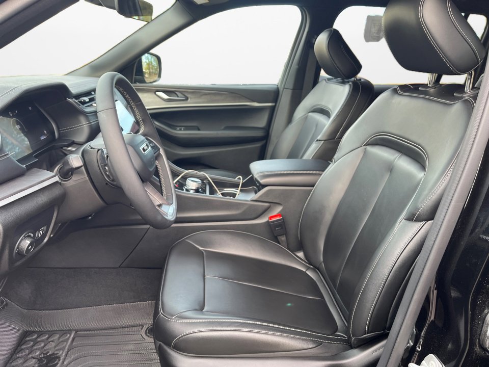 Used 2025 Jeep Grand Cherokee L Limited w/ Black Appearance Package image 9