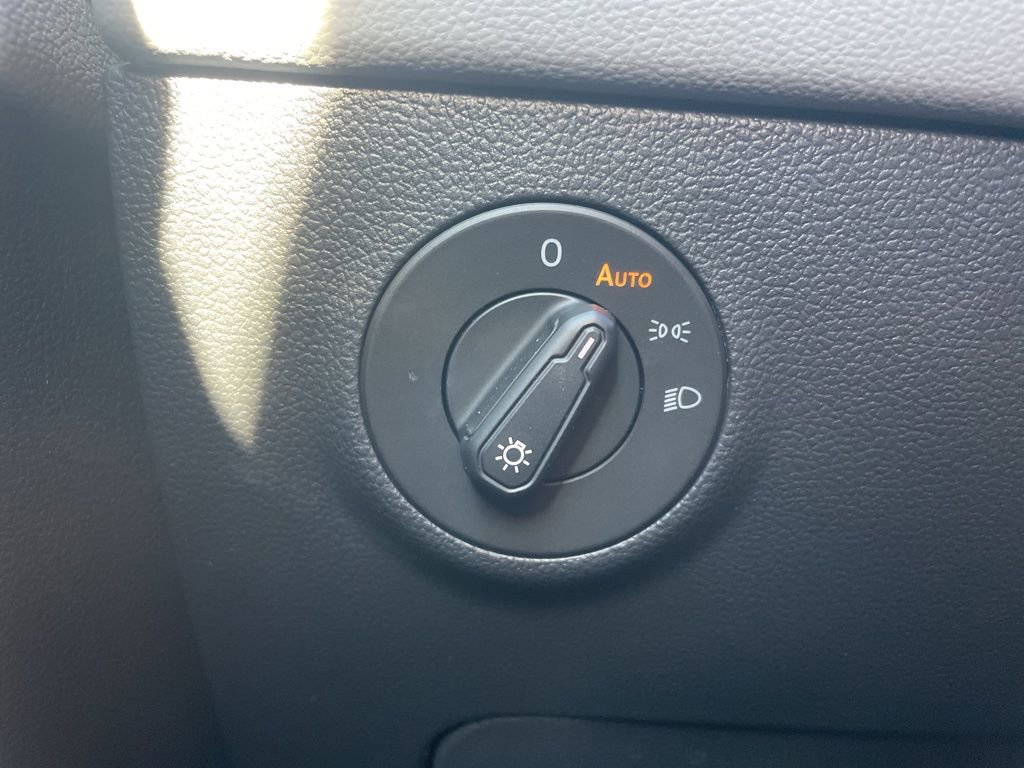 Used 2024 Volkswagen Taos SE image 28