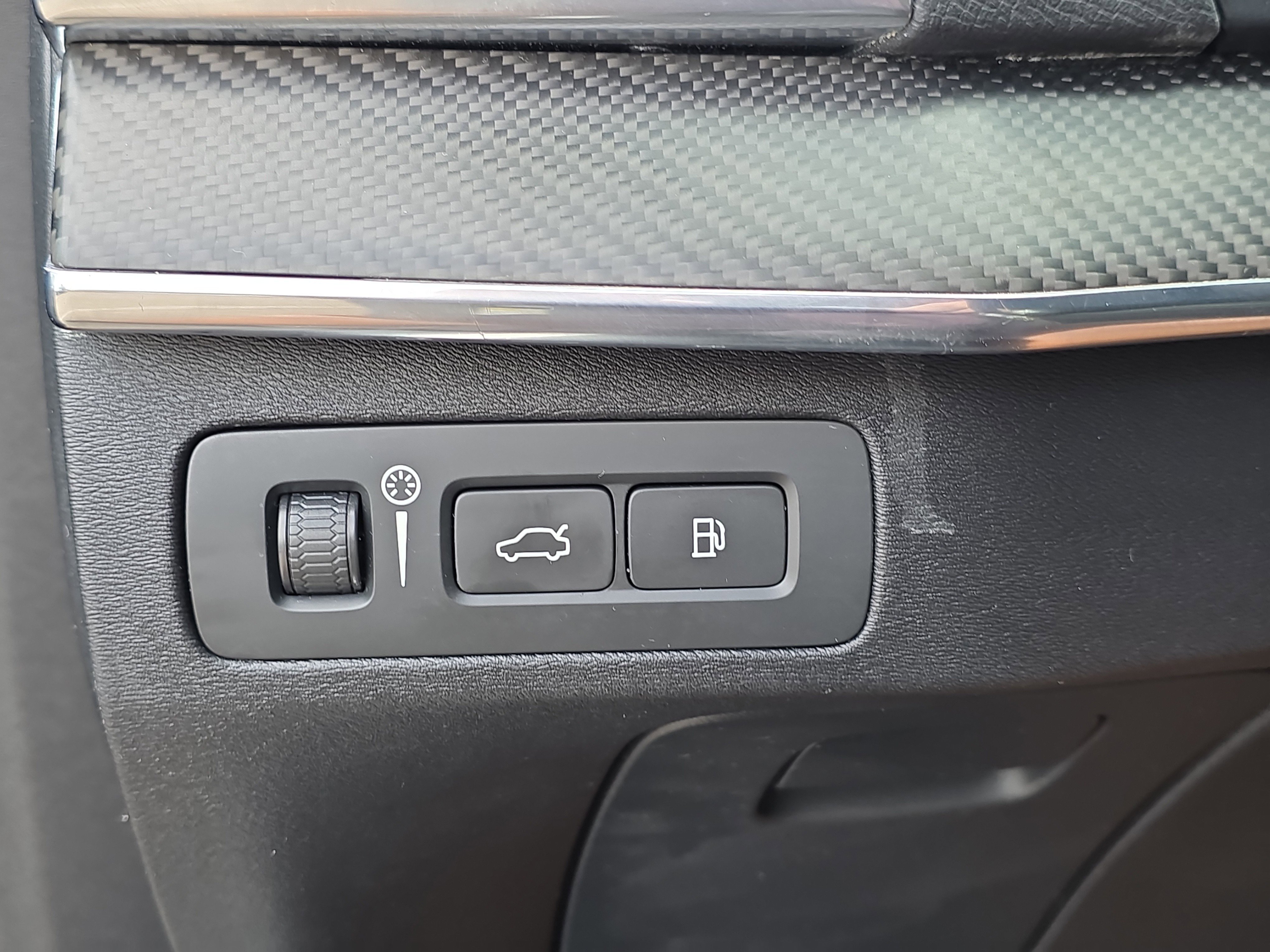 Used 2016 Volvo XC90 T8 R-Design w/ Vision Package image 27