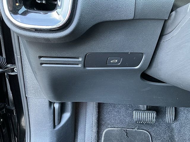 Certified 2025 Volvo XC40 B5 Plus image 22