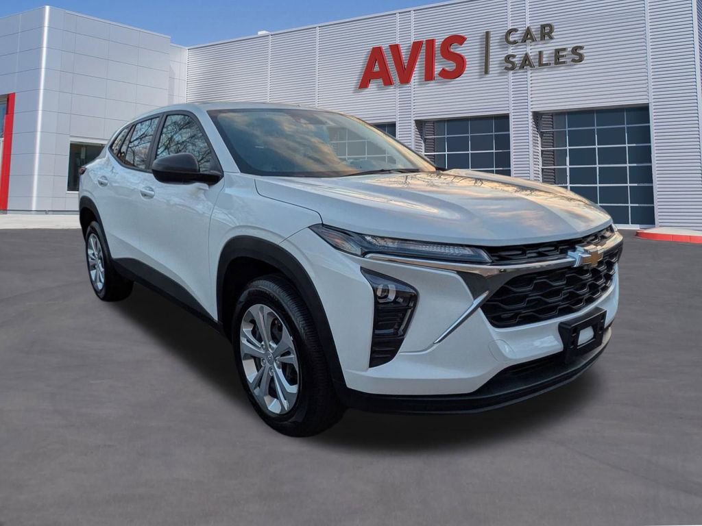 Used 2025 Chevrolet Trax LS image 3