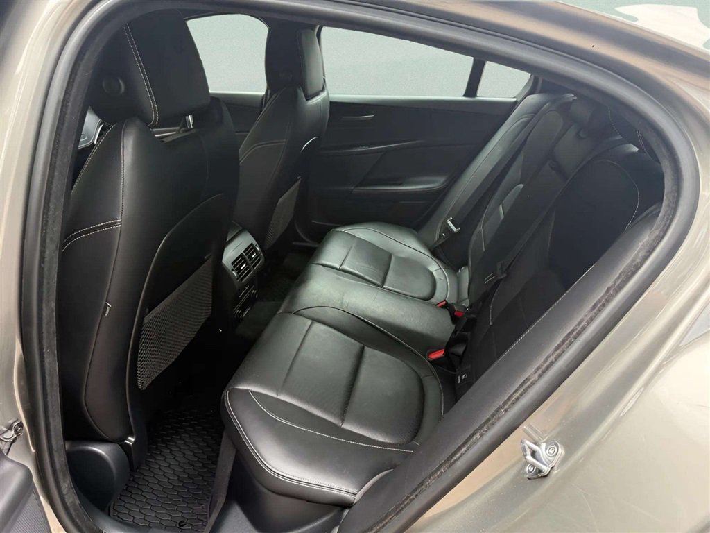 Used 2019 Jaguar XE S RWD image 17
