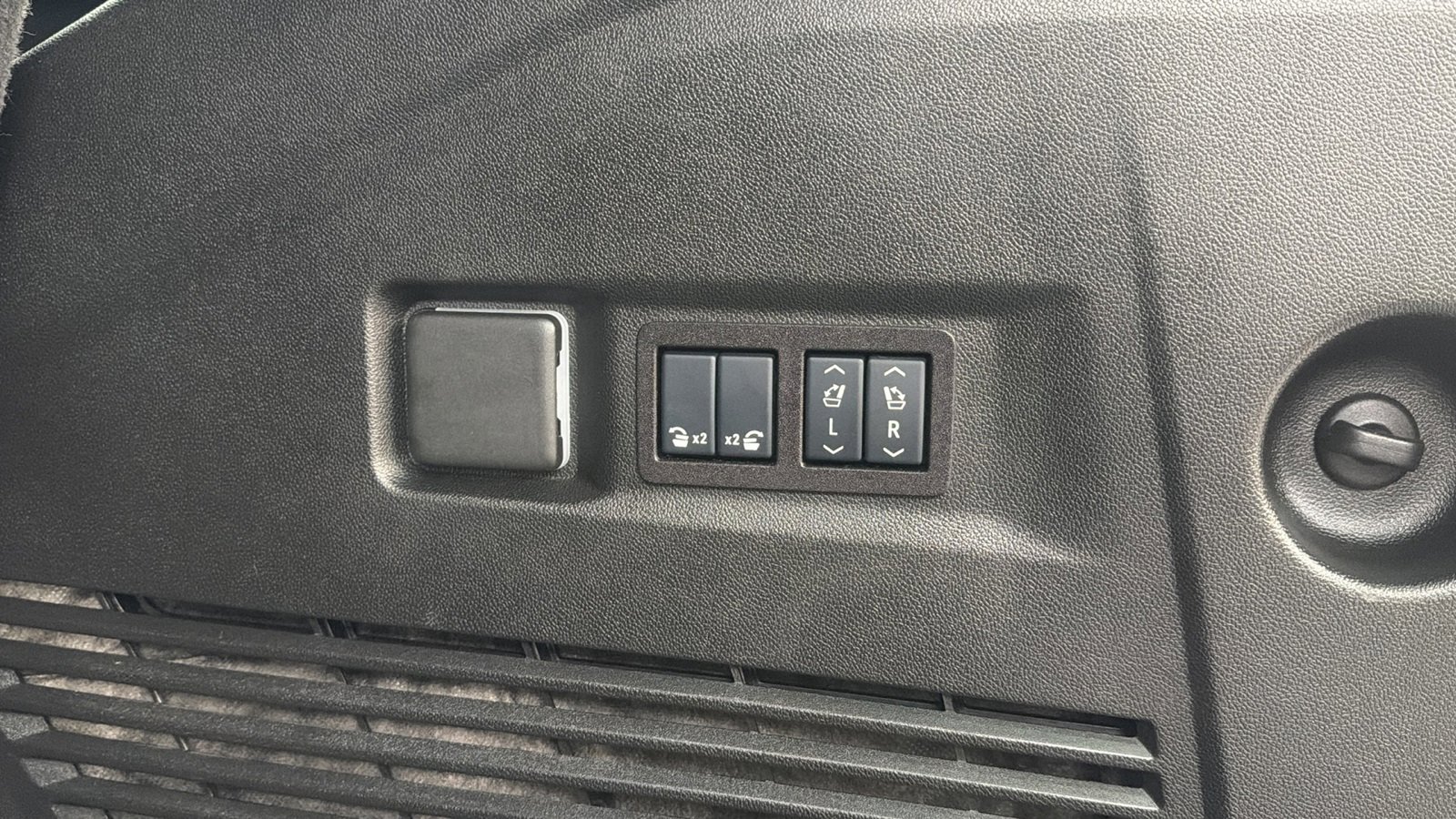 Used 2025 Chevrolet Tahoe Z71 w/ Comfort Package image 20