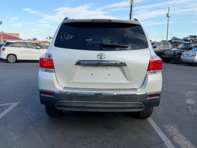 Used 2012 Toyota Highlander Limited w/ Tow Pkg FWD image 4