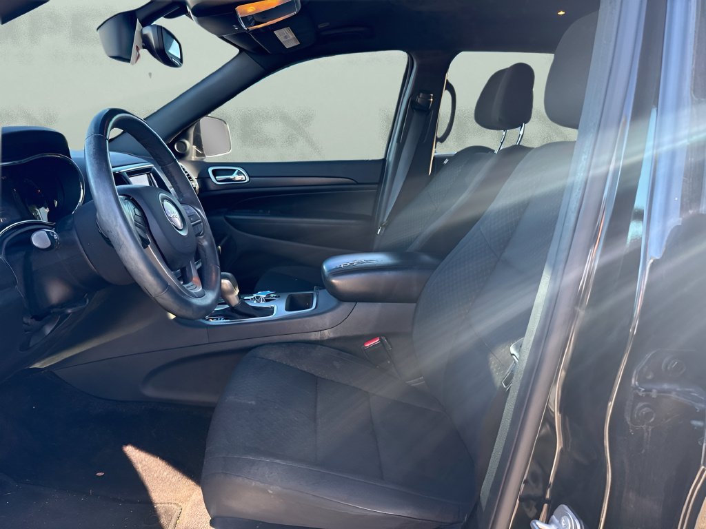 Used 2018 Jeep Grand Cherokee Laredo RWD image 9