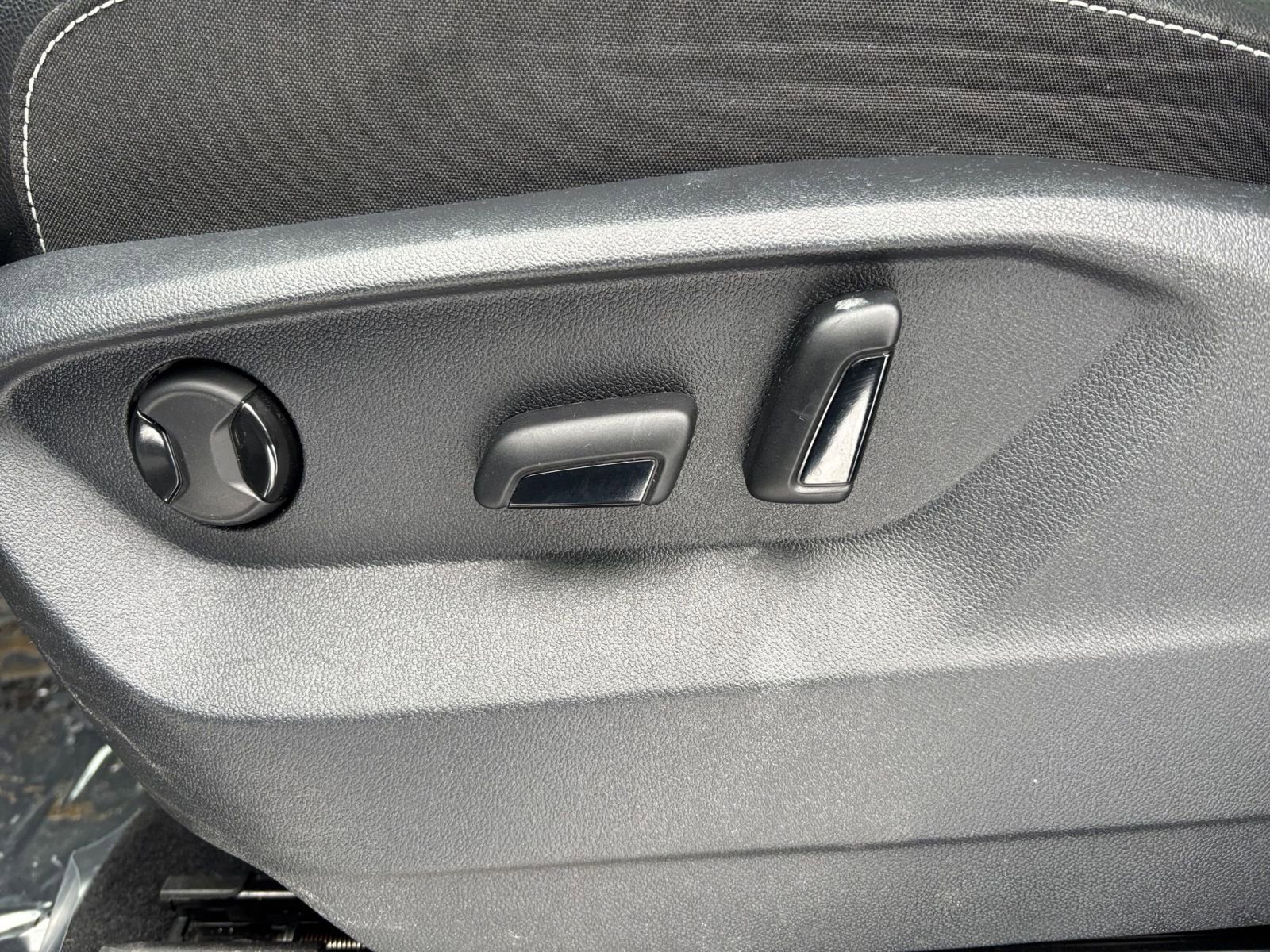 Used 2025 Volkswagen Atlas SE image 23