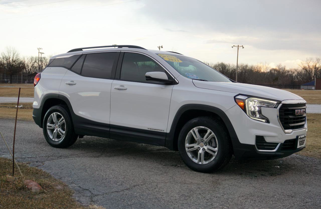 Used 2023 GMC Terrain SLE w/ Driver Convenience Package image 5