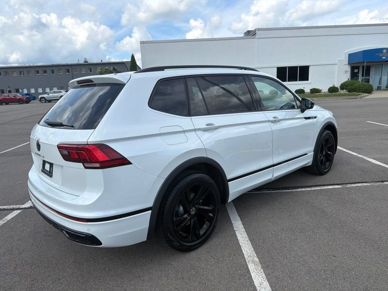Used 2023 Volkswagen Tiguan SE R-Line FWD image 3