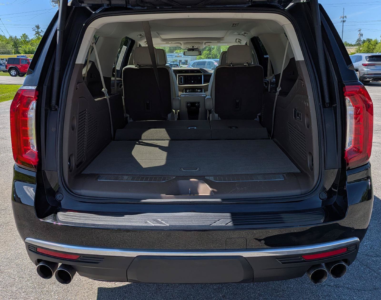 Used 2023 GMC Yukon XL Denali AWD/4WD image 11