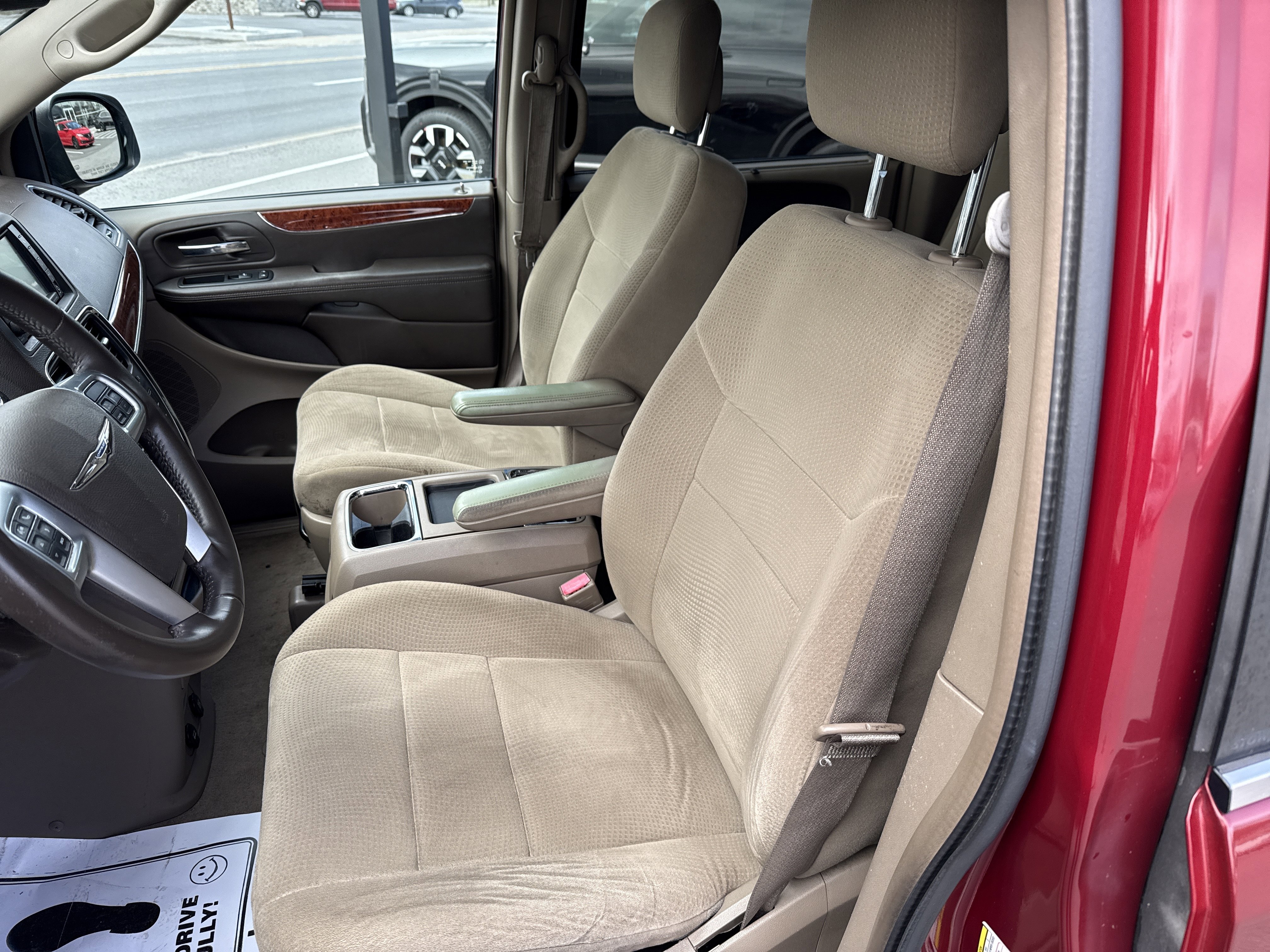 Used 2013 Chrysler Town & Country Touring image 12