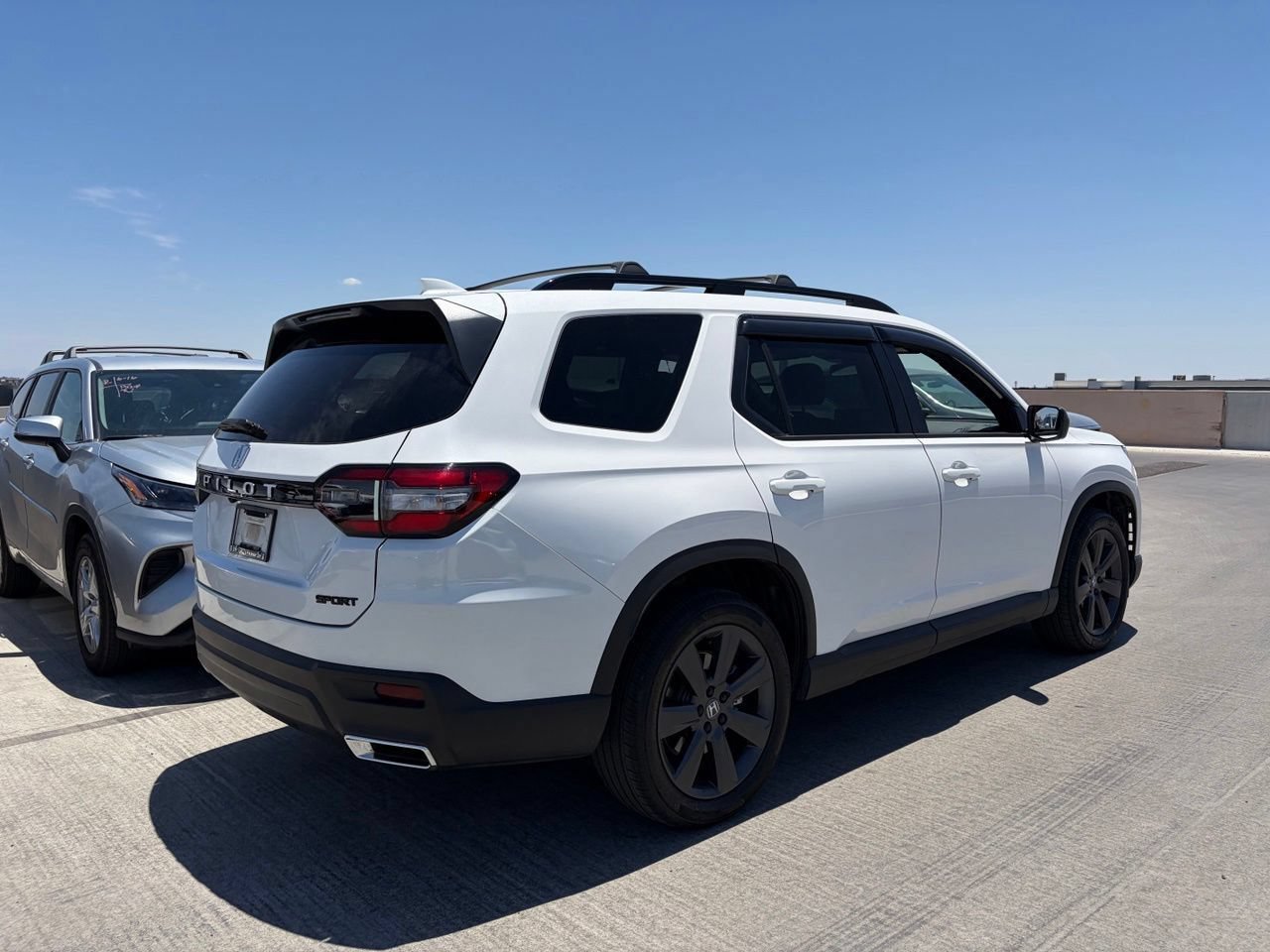Used 2025 Honda Pilot Sport image 4