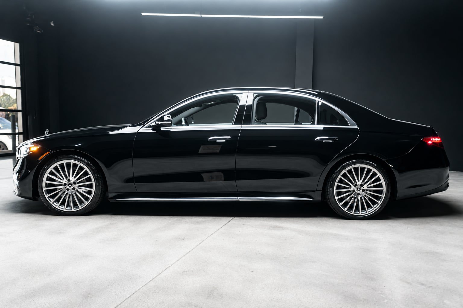 Used 2022 Mercedes-Benz S 500 4MATIC w/ AMG Line Package image 11