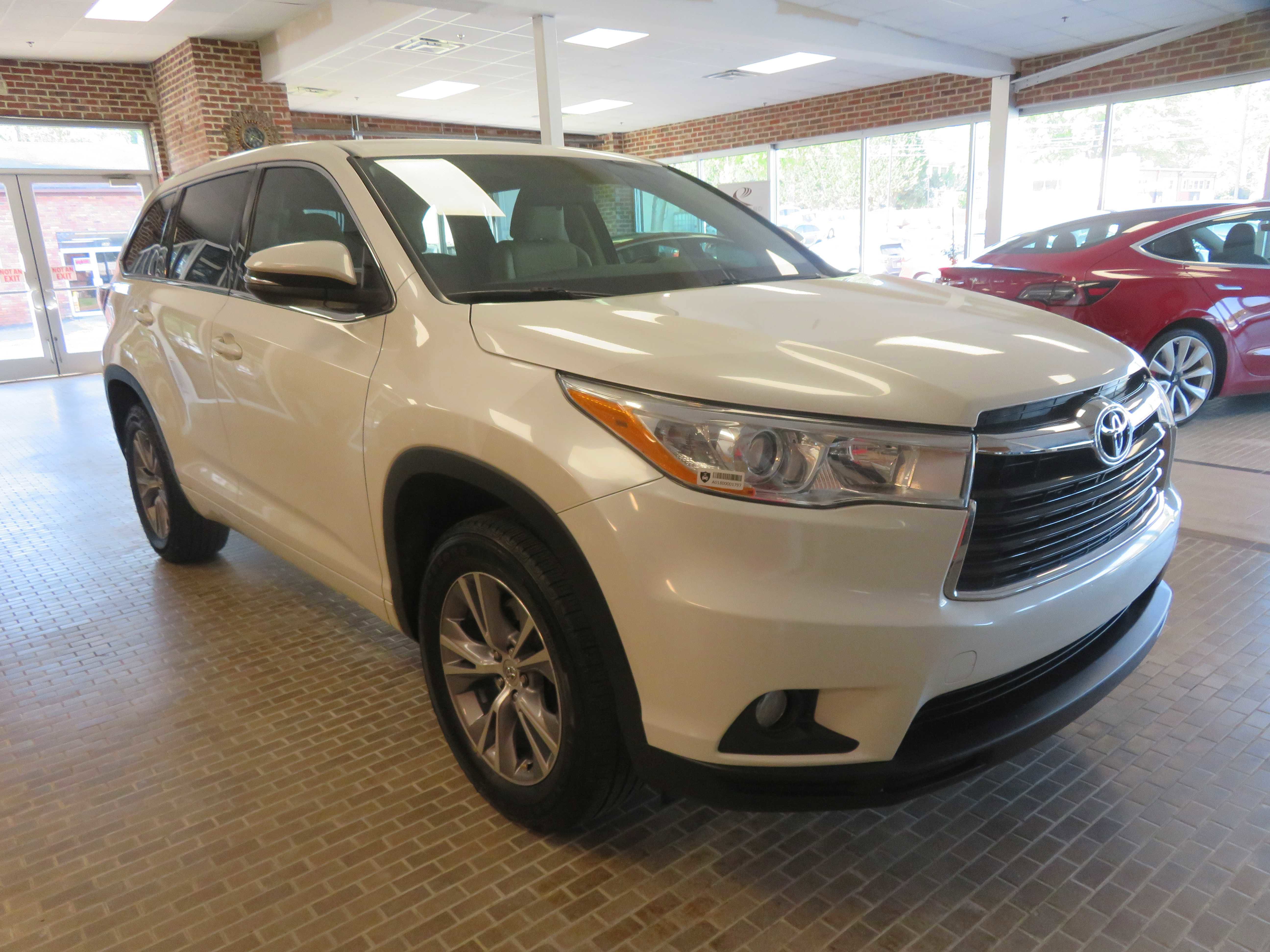 Used 2014 Toyota Highlander Plus FWD image 3