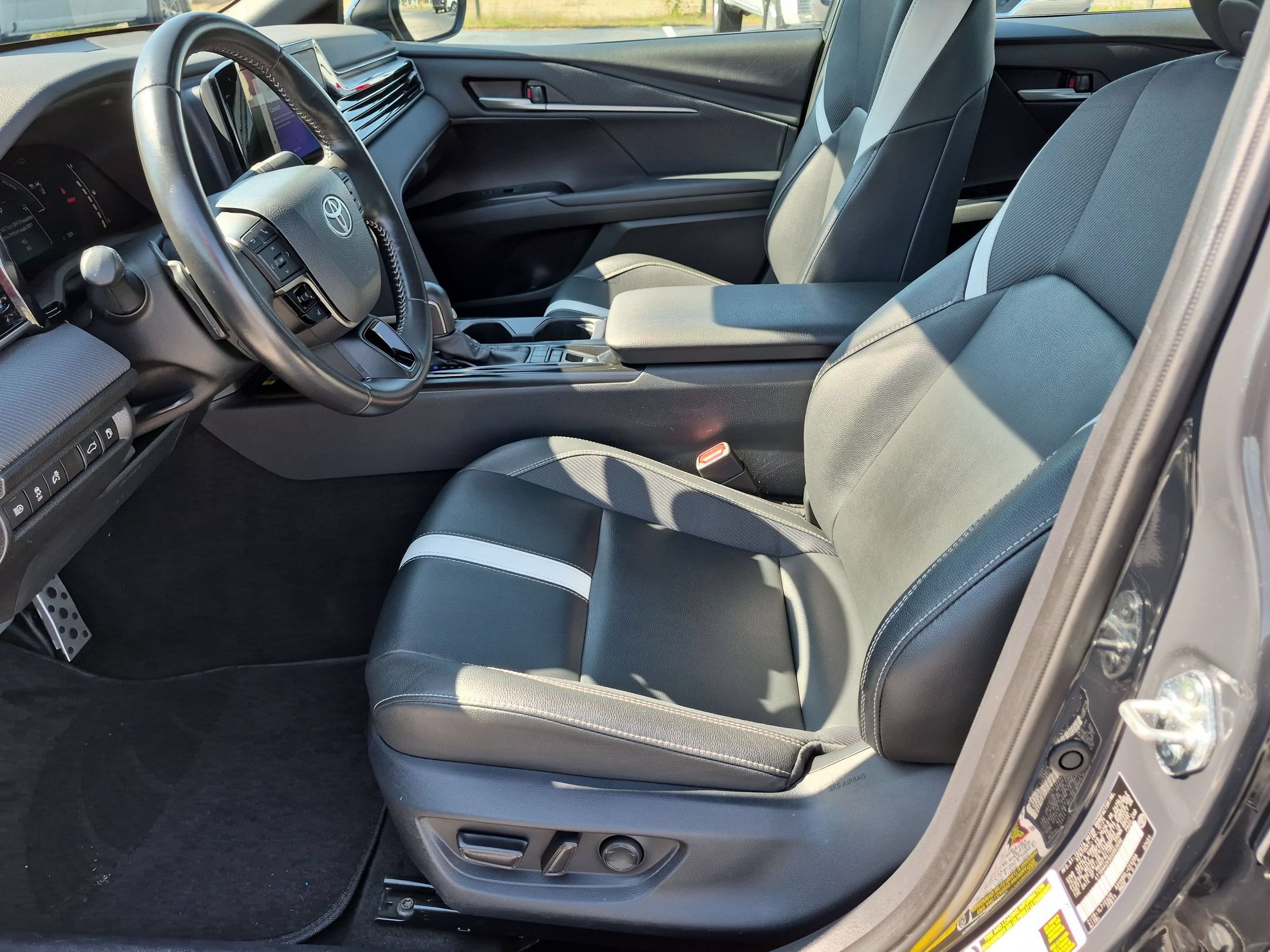 Used 2025 Toyota Camry SE FWD image 15