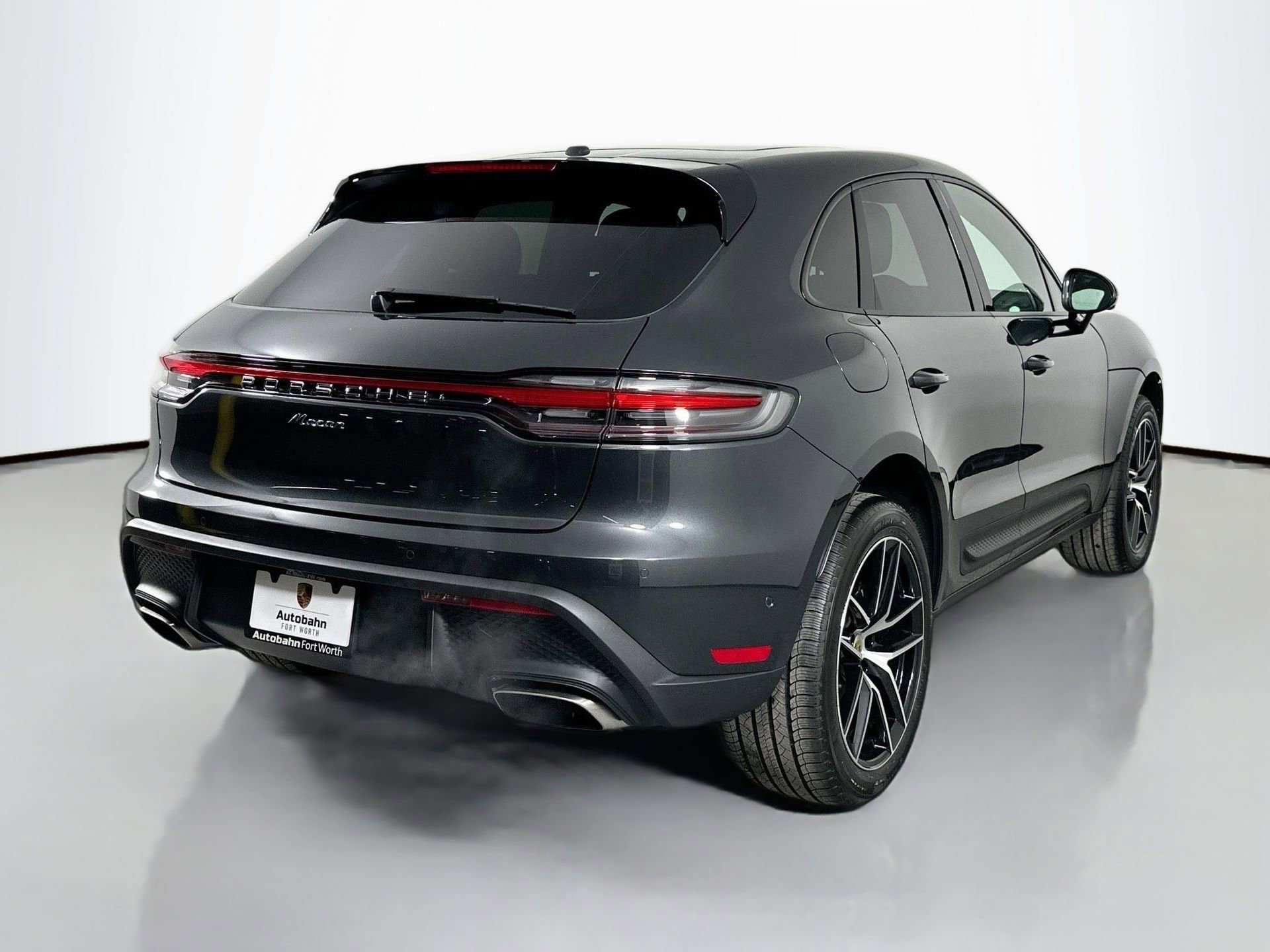 Certified 2025 Porsche Macan image 6