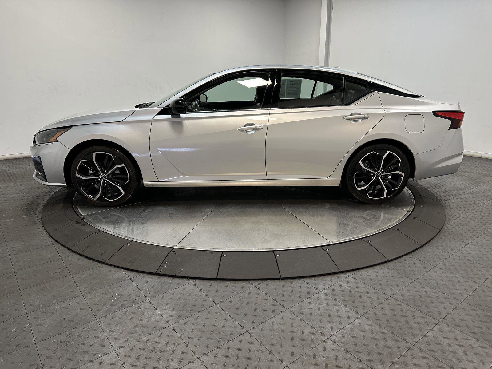 Used 2024 Nissan Altima 2.5 SR image 8