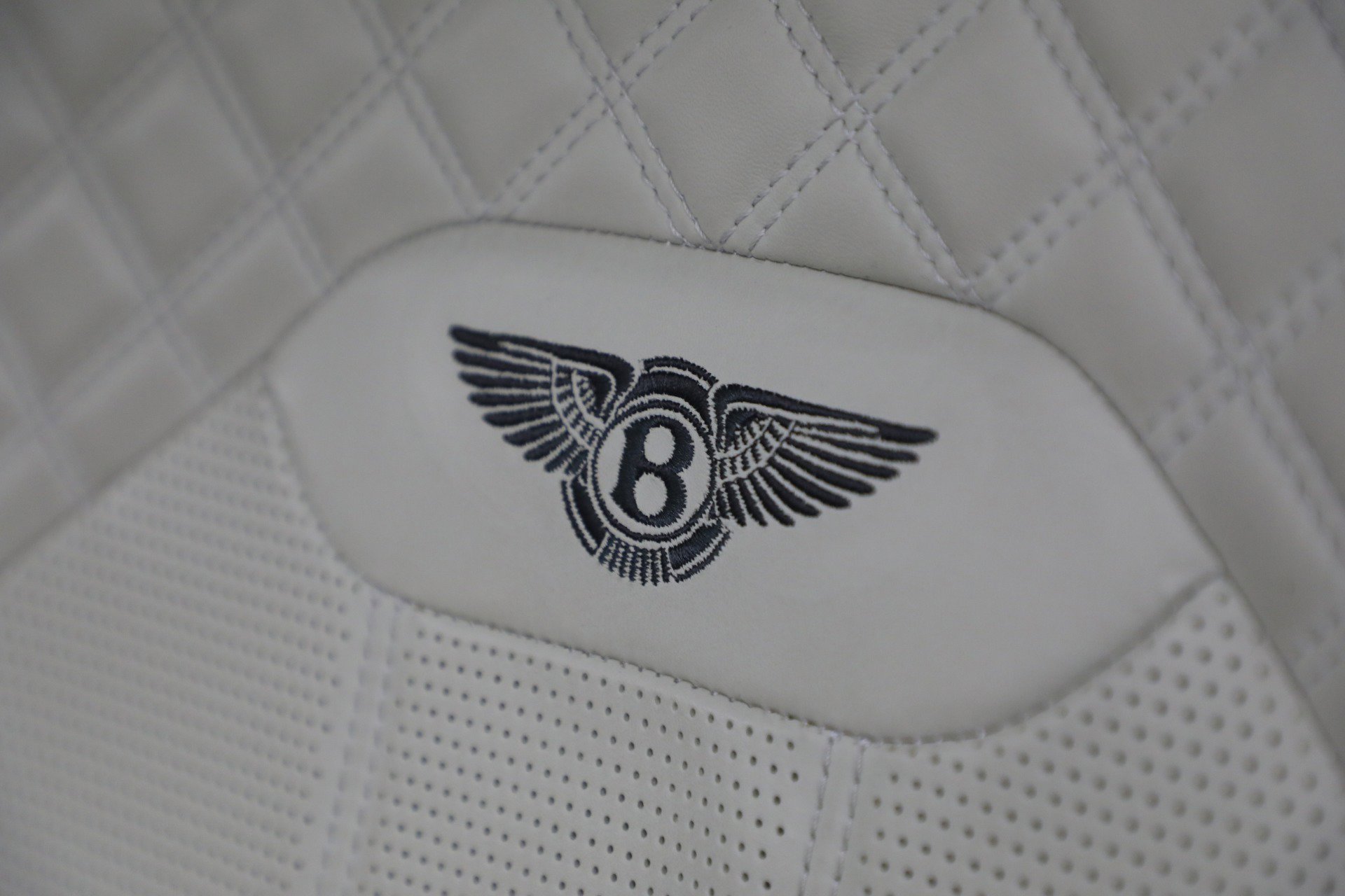 Used 2022 Bentley Bentayga AWD/4WD image 33