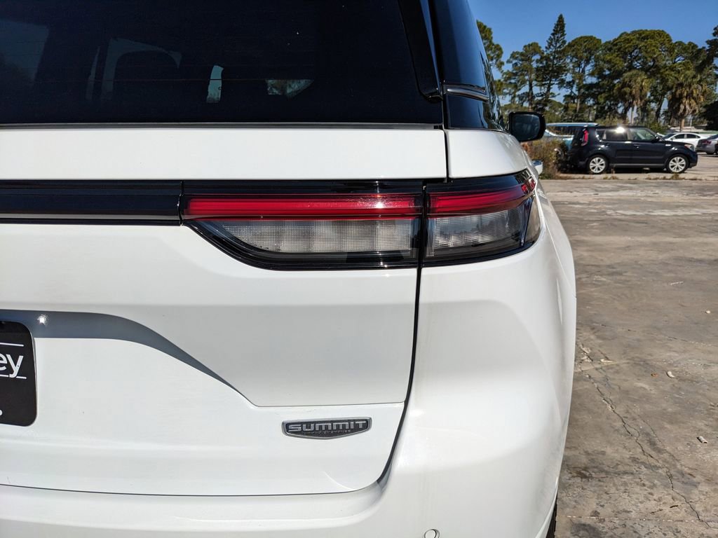 Used 2022 Jeep Grand Cherokee Summit w/ Luxury Tech Group V image 13