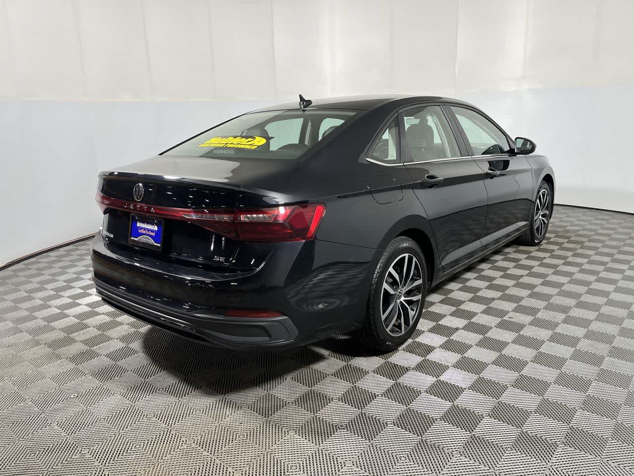Used 2025 Volkswagen Jetta SE FWD image 8