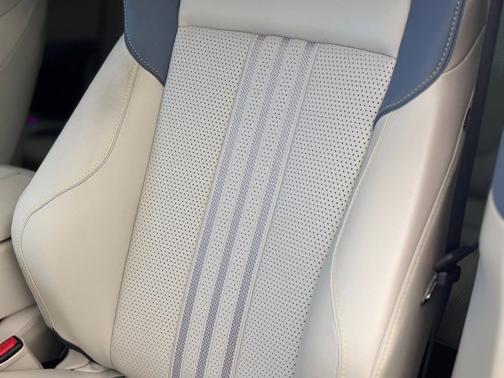 New 2025 Aston Martin DBX 707 image 6