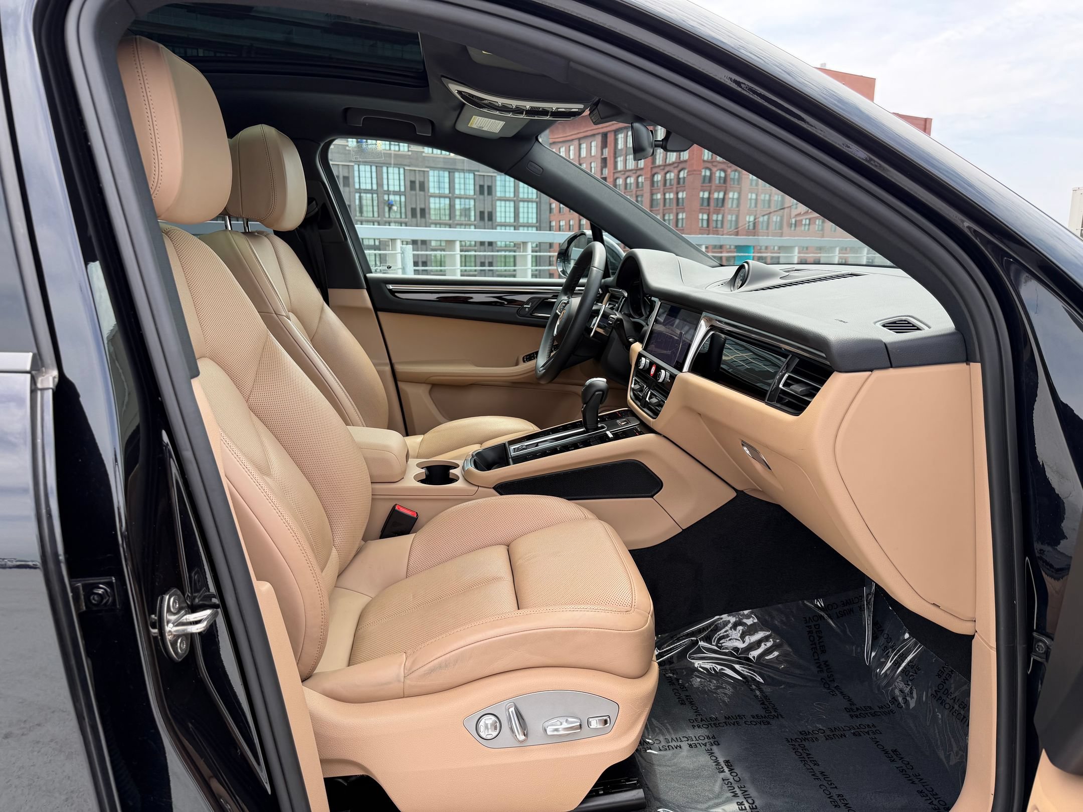 Certified 2023 Porsche Macan AWD/4WD image 15