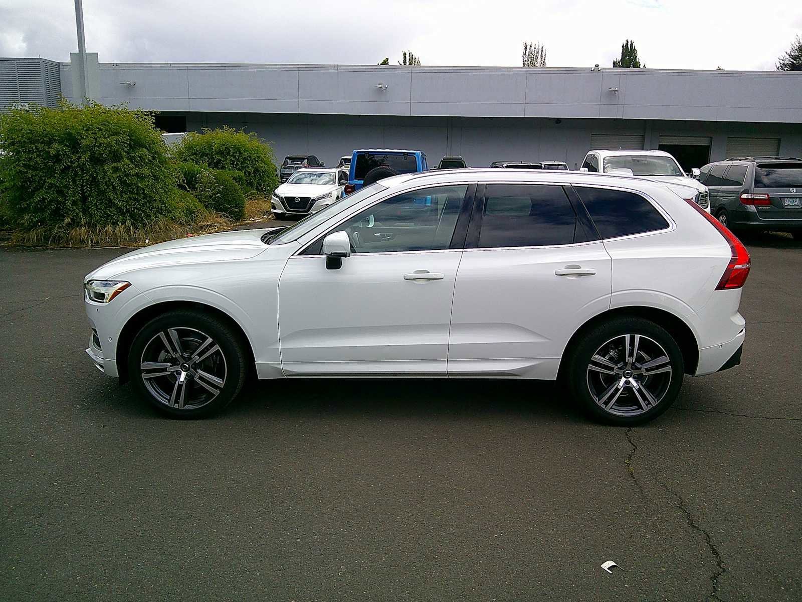 Used 2019 Volvo XC60 T5 Momentum w/ Premium Package AWD/4WD image 2
