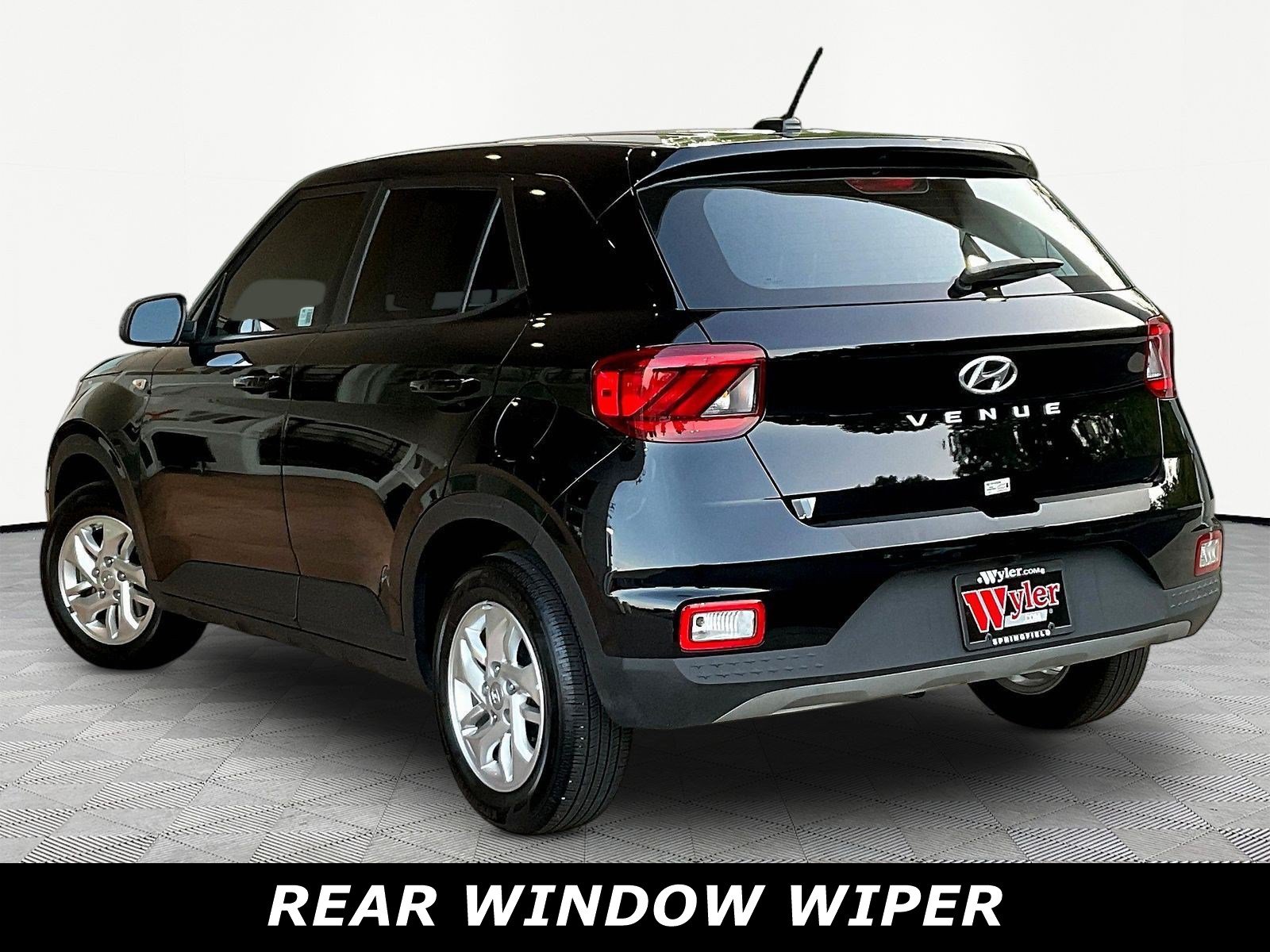 Used 2025 Hyundai Venue SE FWD image 4