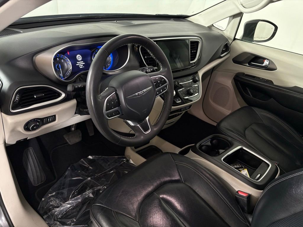 Used 2022 Chrysler Pacifica Touring-L image 17
