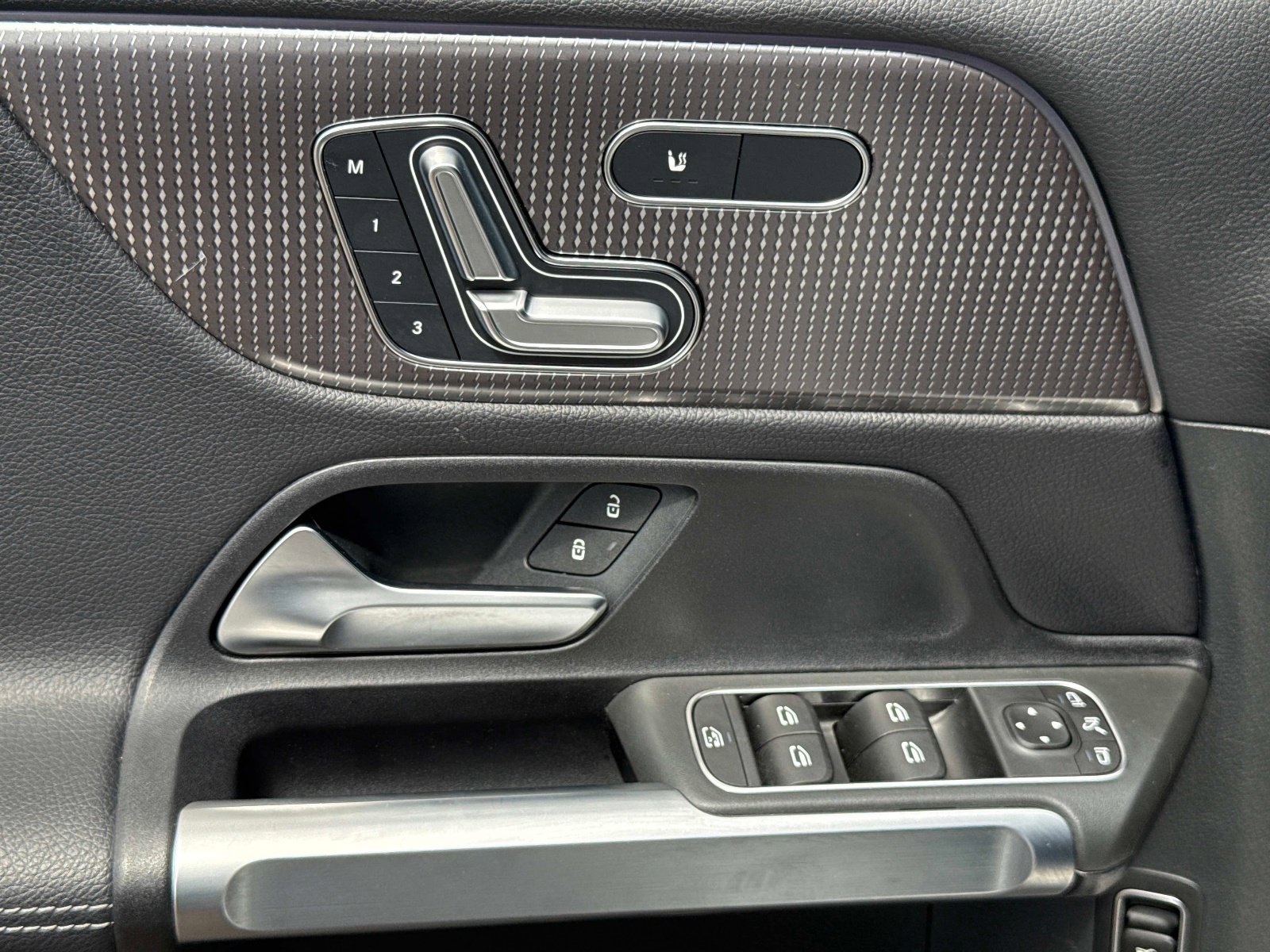 Used 2023 Mercedes-Benz GLB 250 4MATIC w/ Premium Package image 39